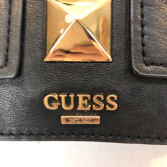 Guess women’s Shoulder Bag.  black.  Gold studs  Chain Strap - Picture 6 of 12